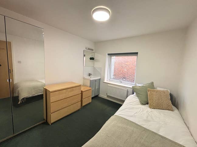 Single Room near Leonardos Main Photo