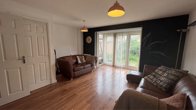Entire house top floor: 2 rooms & ensuite -Hampton Main Photo