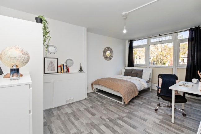 🚇 Zone 1/2 Living – Aldgate East Room 🛋️ Main Photo