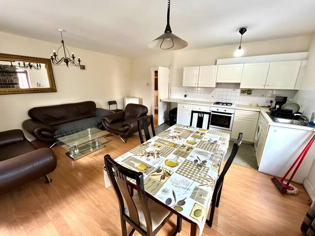 2 Bedroom Flat 4 Min Walk From Whitechapel Station Main Photo
