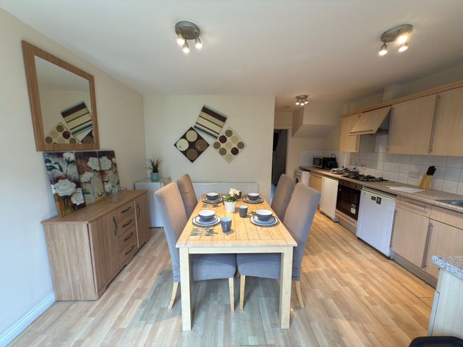 🌟New 4-Bed in Canary Wharf, Zone 2🌟 Main Photo
