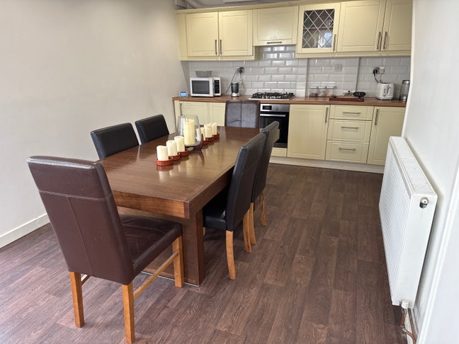 Gem of a room and a beautiful spacious house Main Photo