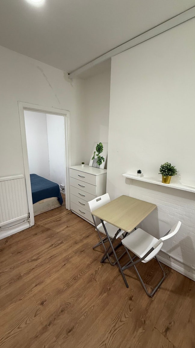 Zone 2- Cheap Studio Flat Close to Shop&Transport  Main Photo
