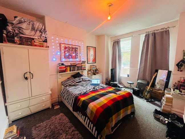 Nice big room in Whalley Range 🌳 Main Photo