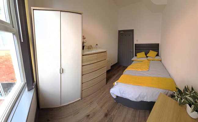 ✨ 3 Rooms Available Modern 6-Bed Professional  Main Photo