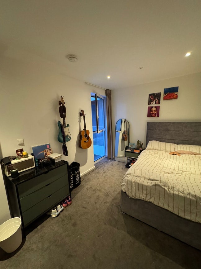 Spacious double room in 3 bed flat Main Photo