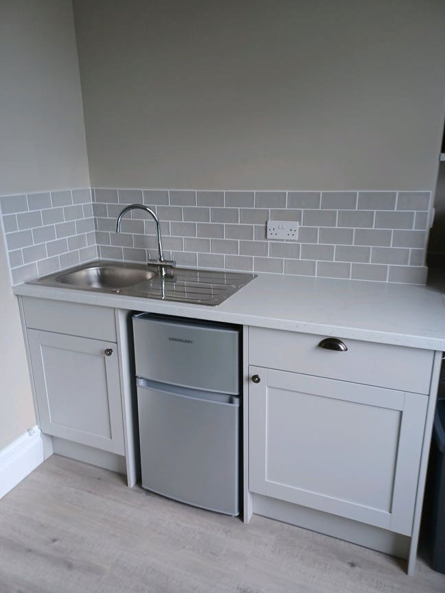Large studio +  en-suite room available   Main Photo