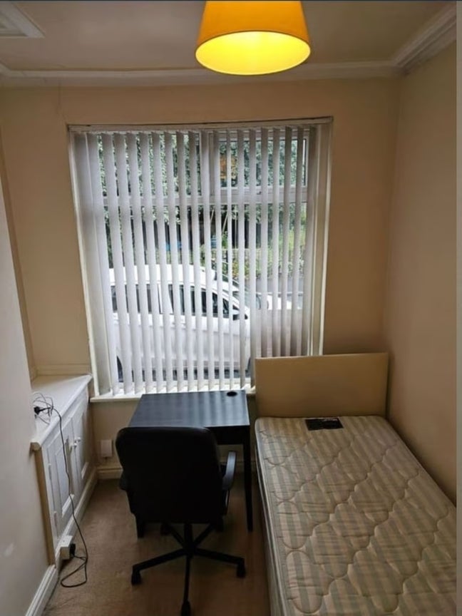 Bright & Comfortable Room in 3-Bed House M16 Main Photo