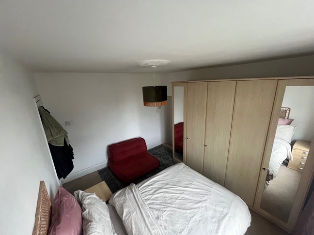 Cosy Walk in Wardrobe room share Barking Main Photo
