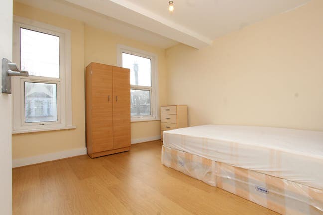 Beckton Park 2 Rooms Available Main Photo