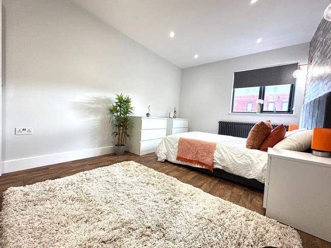 Double Room In 2 Bed Apartment - Great Location Main Photo