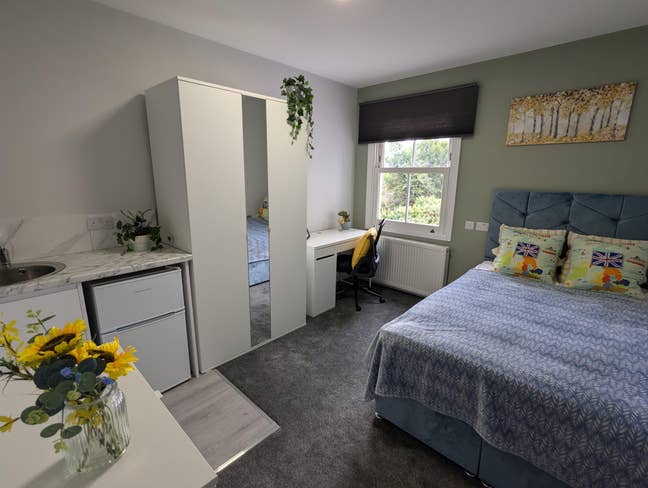 Premier Double Room Ensuite + Kitchenette  Main Photo