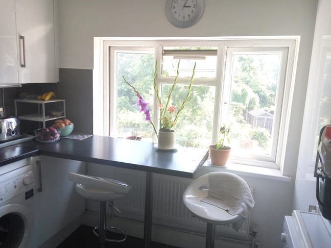 A compact double room in Harrow for a professional Main Photo
