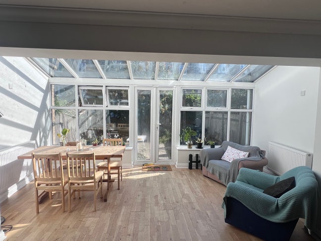 Double room in 4-bed house share Main Photo