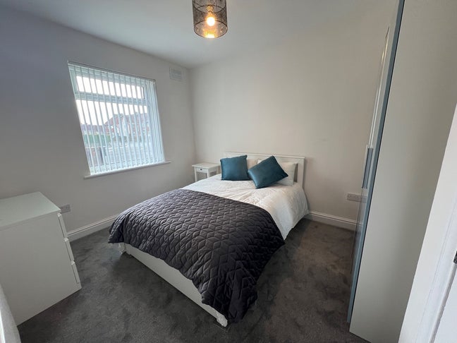 Spacious double room available in a 3bedroom house Main Photo
