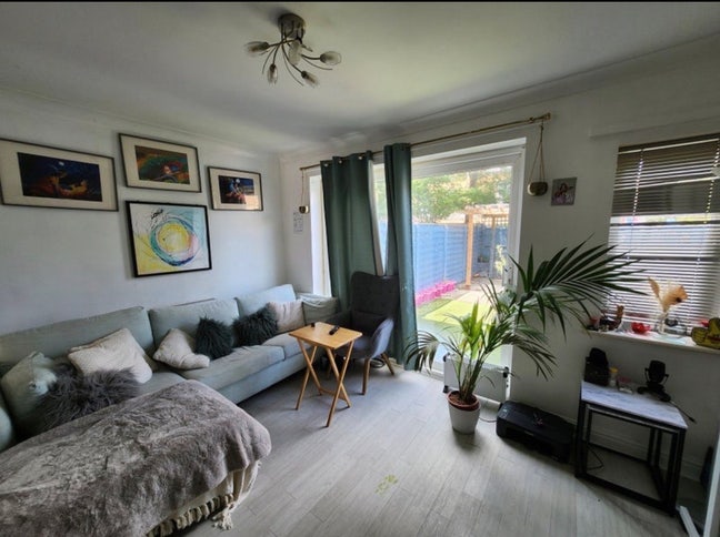 Beautiful rooms in a amazing riverside property  Main Photo