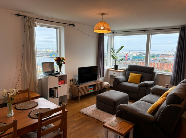 2 bed flat in Cardiff Bay Main Photo