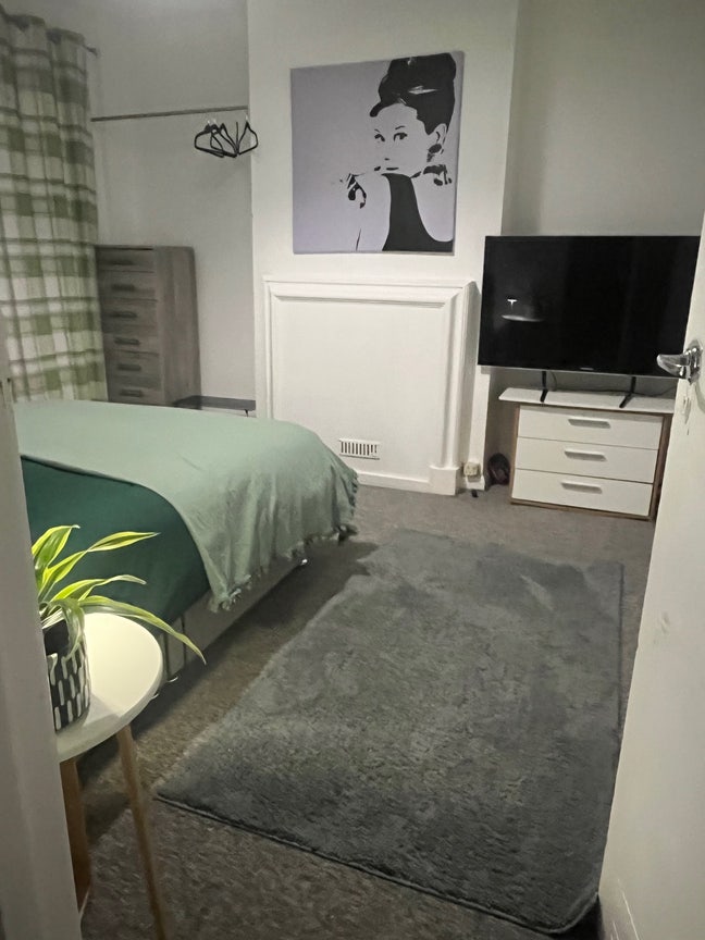 Double room Cockfosters Station Main Photo