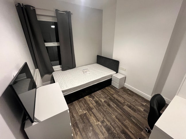 New room close to Town, Hospital and Omega Main Photo