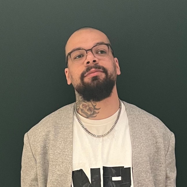 32 year old professional male looking for room Main Photo