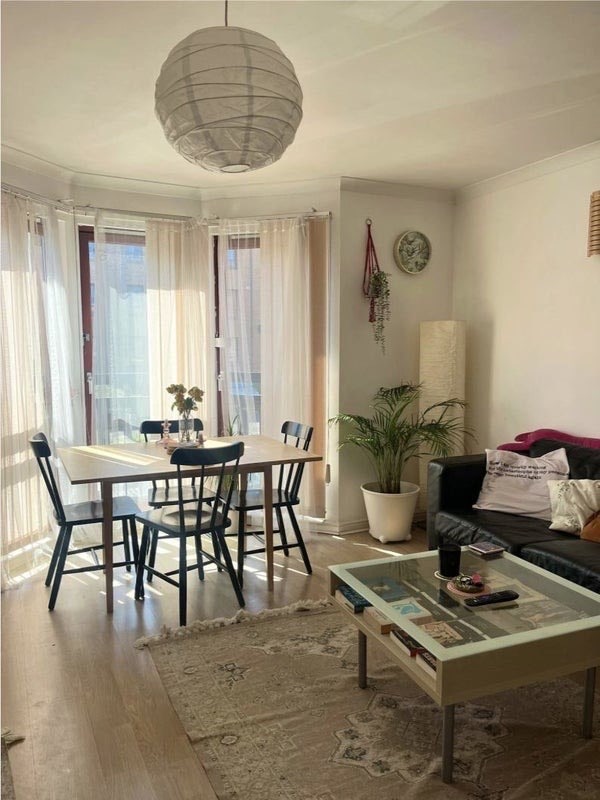 Female 2 bed flat in finnieston  Main Photo