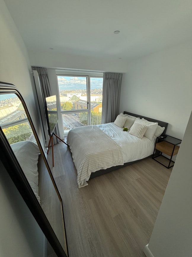 Modern double en-suite room with parking  Main Photo