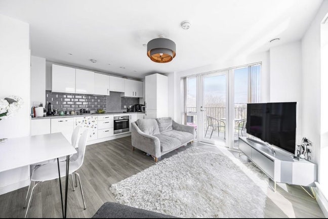 Double room in modern 2-bed flat - 950pm  Main Photo