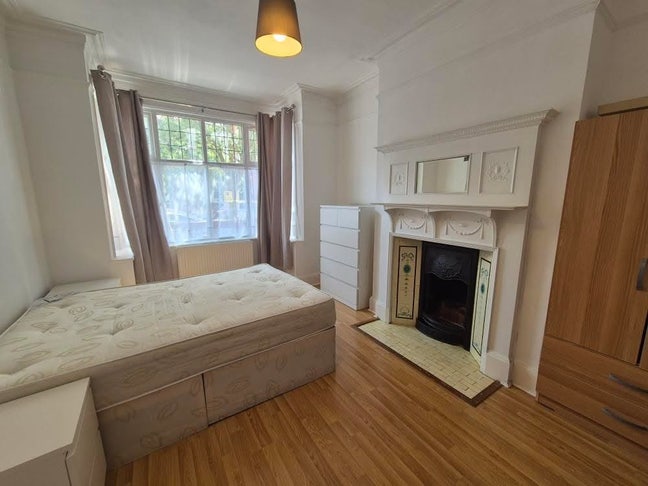 Larnach Road, London Spare Room Main Photo