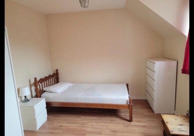 Spacious furnished single room in a 3 bed flat Main Photo