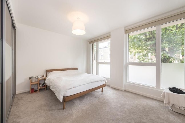 Large bedroom in well located modern flat Main Photo