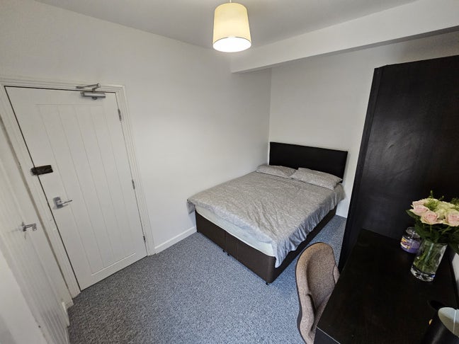 *1 Double ensuite room & 1 Single room available* Main Photo