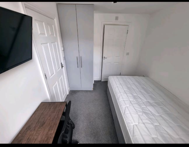 Modern En-Suite in Earlsdon Main Photo