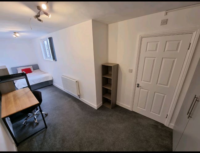Modern En-Suite in Earlsdon Main Photo
