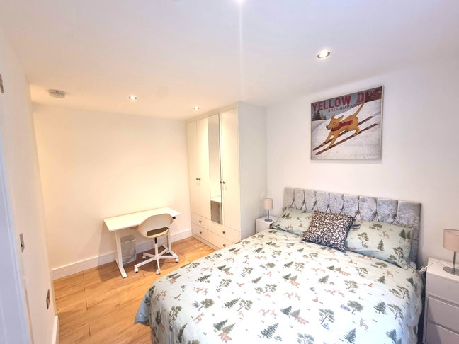 Newly Built Double Ensuite, Modern, with Parking Main Photo