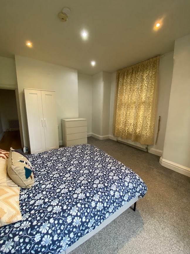 Double bedroom in a 2-bed flat Main Photo