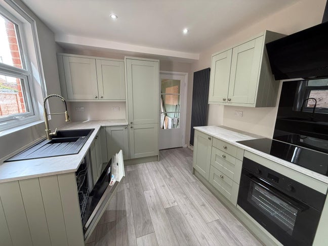 1 Large Double & 1 Small Double Bedroom Available Main Photo
