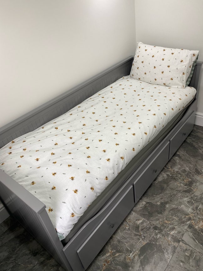 ME5 refurbished double bedroom Main Photo