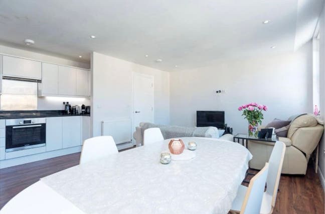 ✨ Room Available in Queen’s Park ✨ Main Photo