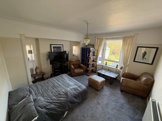 4 bed cottage overlooking park,near amenities Main Photo