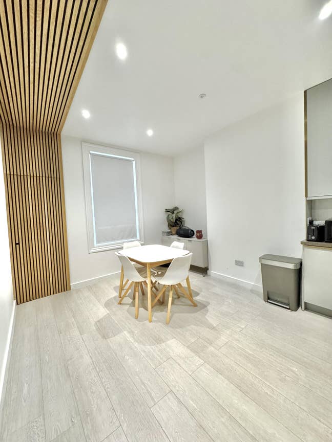 Large Double Bedroom 2min walk to UG ST & BR train Main Photo
