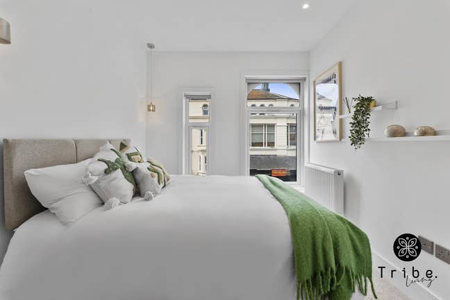 One month free! - swanky studio flats Main Photo