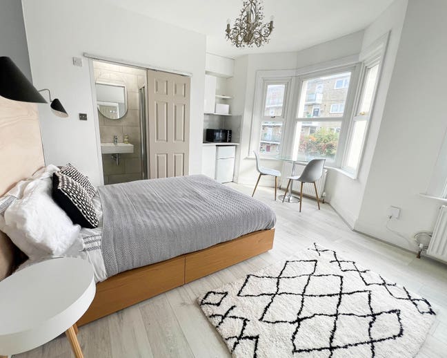 Ensuite room in stunning renovated house Main Photo