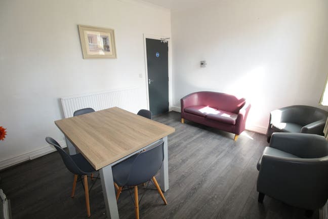 Your 5-Bed Student Hub-Walk to Uni 🚶‍♀️+Netflix🎬 Main Photo