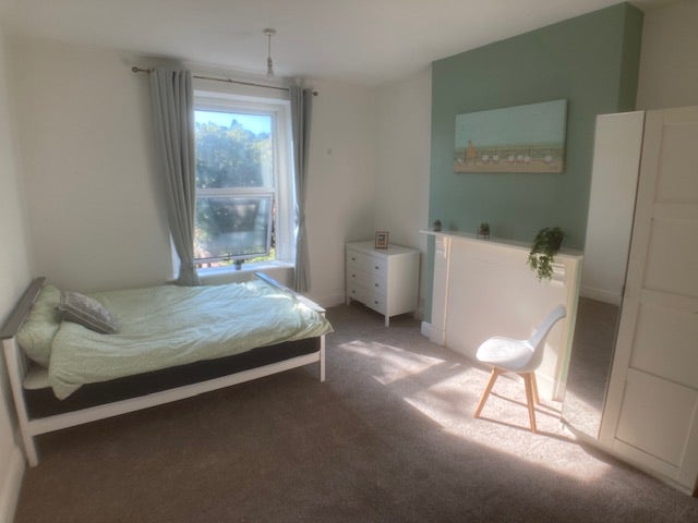 Large double room on bath Road. Couples welcome Main Photo