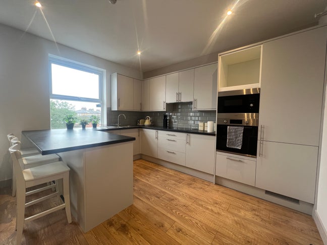 Ensuite Smack Bang in the Middle of Balham ! Main Photo