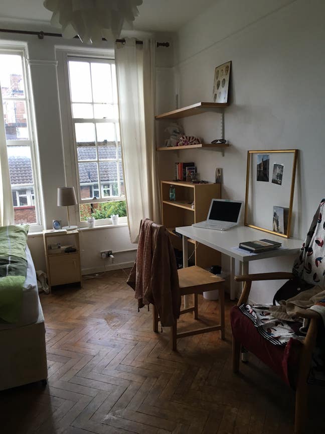 Large room in all female flat! Main Photo