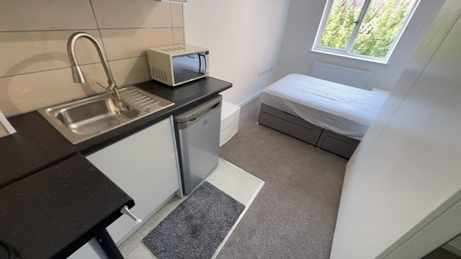 Cozy en-suite room with kitchenette in Bletchley  Main Photo