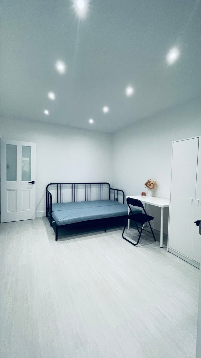Double room  Hounslow East Main Photo