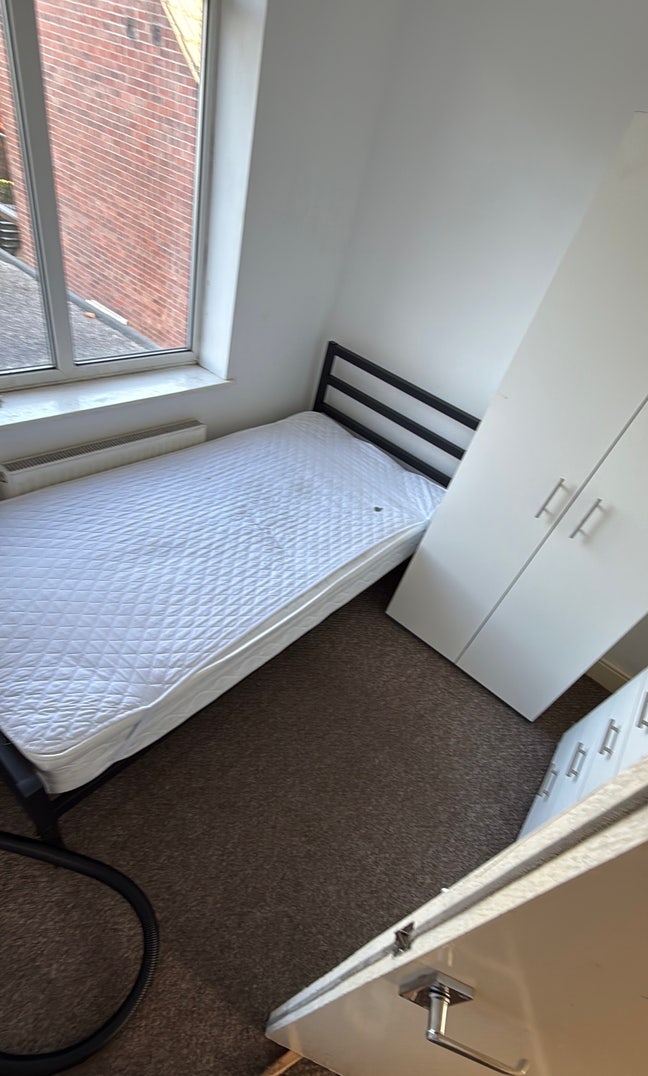 Single bedroom Room for rent  Main Photo