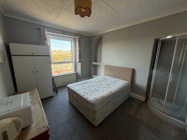 Central double room with en-suite shower  Main Photo